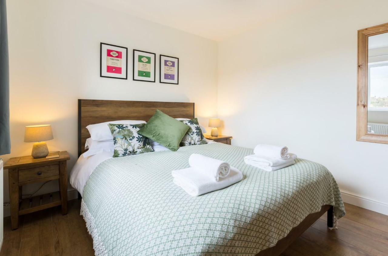 The Hideaway Villa สแตรทฟอร์ด อะพอน เอวอน ภายนอก รูปภาพ