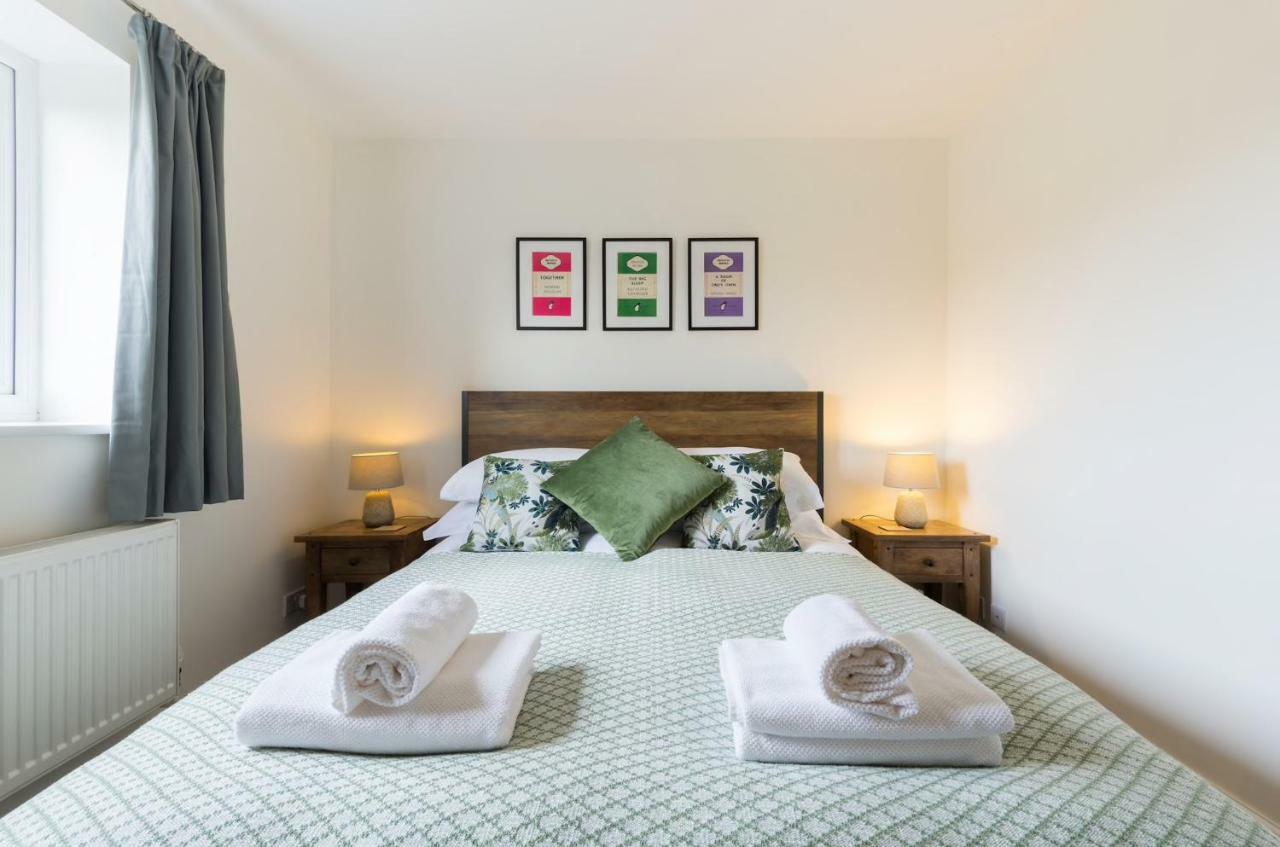 The Hideaway Villa สแตรทฟอร์ด อะพอน เอวอน ภายนอก รูปภาพ